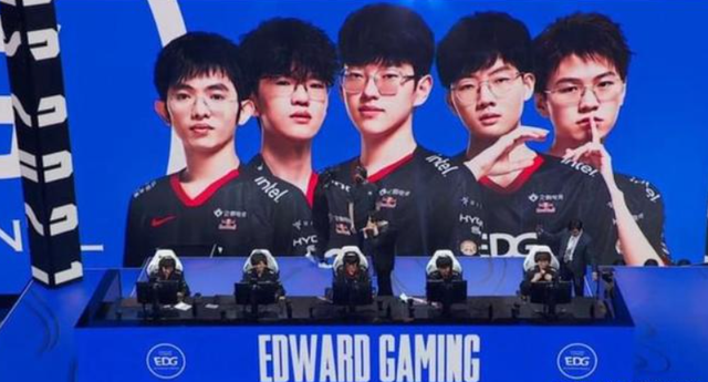 阵容的同时 阵容的同时